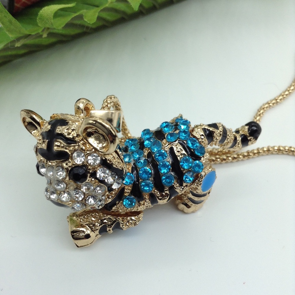 🌲🌲NWOT Sparkly tiger necklace